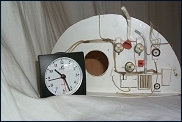 Die Vorderwand der Zentrale mit einer Uhr zum Grenvergleich